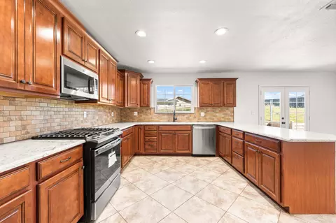 Kitchen - 20220 Sears Dr, Tehachapi, CA 93561 photo 7 of 8