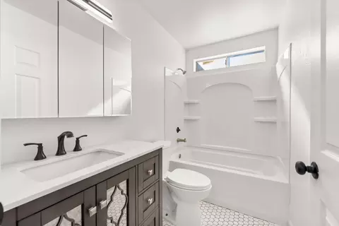 Bath - 20220 Sears Dr, Tehachapi, CA 93561 photo 1 of 3