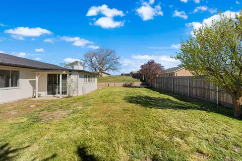 Exterior - 20220 Sears Dr, Tehachapi, CA 93561 photo 12 of 13