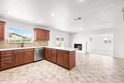 Kitchen - 20220 Sears Dr, Tehachapi, CA 93561 photo 6 of 8
