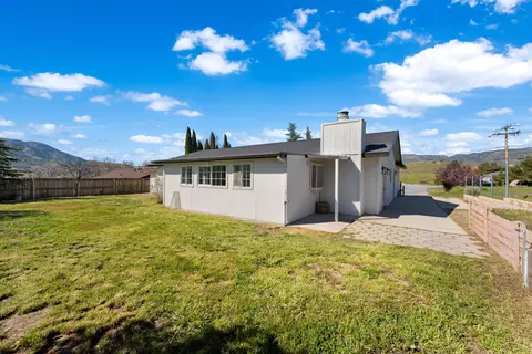 Exterior - 20220 Sears Dr, Tehachapi, CA 93561 photo 8 of 13
