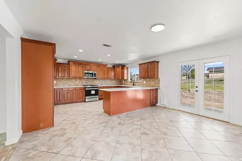Kitchen - 20220 Sears Dr, Tehachapi, CA 93561 photo 2 of 8