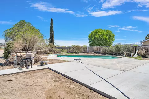 Exterior - 41448 152nd St E, Lancaster, CA 93535 photo 8 of 11