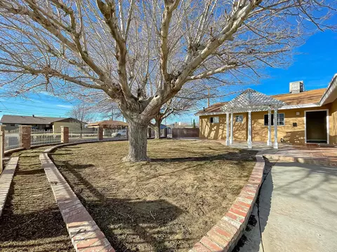 Exterior - 45405 Foxton Ave, Lancaster, CA 93535 photo 10 of 11