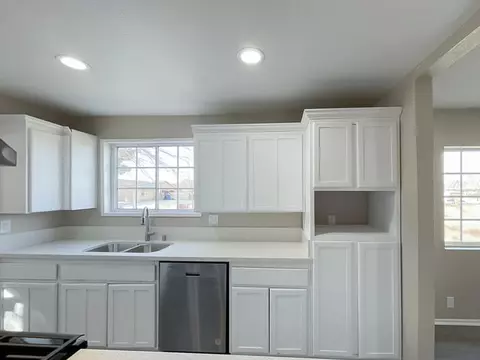 Kitchen - 45405 Foxton Ave, Lancaster, CA 93535 photo 3 of 4