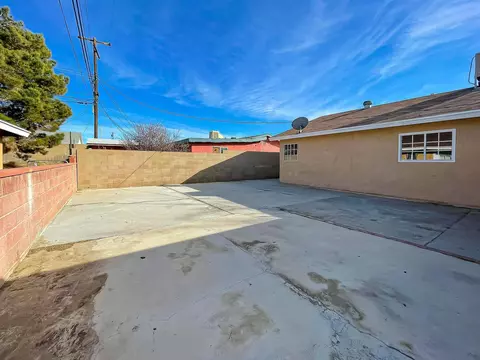 Exterior - 45405 Foxton Ave, Lancaster, CA 93535 photo 6 of 11