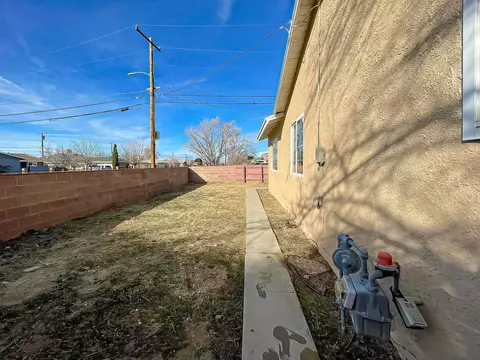 Exterior - 45405 Foxton Ave, Lancaster, CA 93535 photo 9 of 11