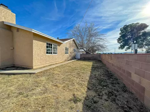 Exterior - 45405 Foxton Ave, Lancaster, CA 93535 photo 8 of 11