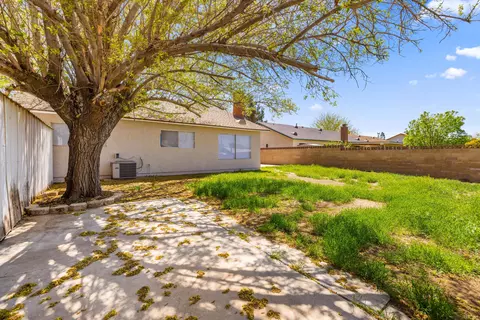 Exterior - 1155 Lingard St E, Lancaster, CA 93535 photo 5 of 7