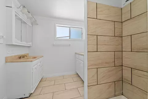Bath - 45010 Kingtree Ave, Lancaster, CA 93534 photo 1 of 2