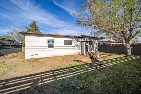 Exterior - 44335 Foxton Ave, Lancaster, CA 93535 photo 4 of 5
