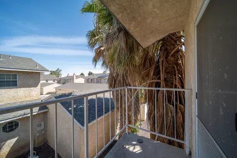 Exterior - 43611 Park Ave, Lancaster, CA 93534 photo 5 of 7