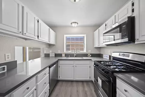 Kitchen - 43611 Park Ave, Lancaster, CA 93534 photo 5 of 7