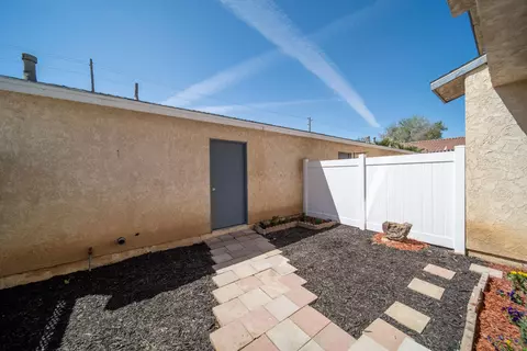 Exterior - 43611 Park Ave, Lancaster, CA 93534 photo 6 of 7
