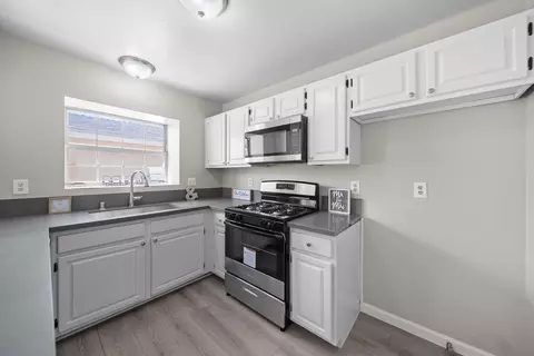 Kitchen - 43611 Park Ave, Lancaster, CA 93534 photo 4 of 7