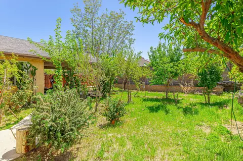 Exterior - 600 Ivyton St E, Lancaster, CA 93535 photo 8 of 10