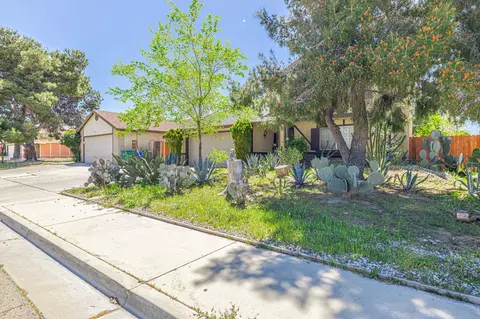 Exterior - 600 Ivyton St E, Lancaster, CA 93535 photo 4 of 10