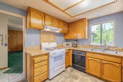 Kitchen - 600 Ivyton St E, Lancaster, CA 93535 photo 2 of 4