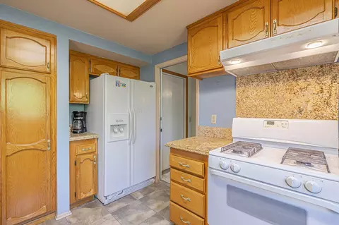 Kitchen - 600 Ivyton St E, Lancaster, CA 93535 photo 4 of 4