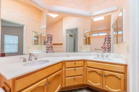 Bath - 600 Ivyton St E, Lancaster, CA 93535 photo 3 of 4