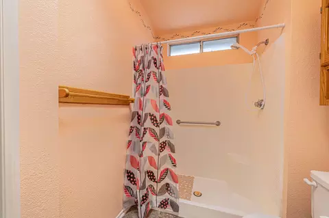 Bath - 600 Ivyton St E, Lancaster, CA 93535 photo 4 of 4