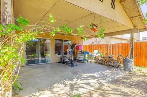 Exterior - 600 Ivyton St E, Lancaster, CA 93535 photo 9 of 10