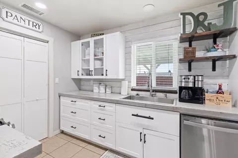 Kitchen - 21560 San Lucas Dr, Tehachapi, CA 93561 photo 3 of 5
