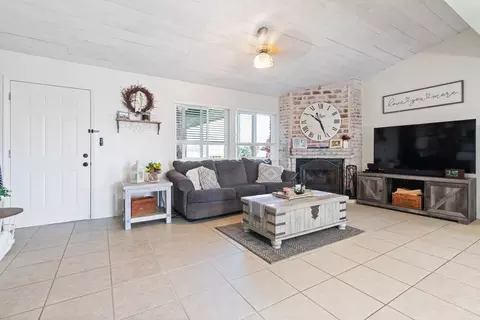 Living - 21560 San Lucas Dr, Tehachapi, CA 93561 photo 2 of 3