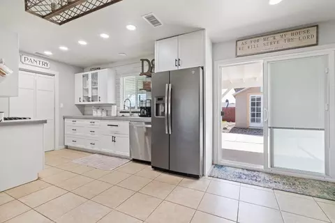 Kitchen - 21560 San Lucas Dr, Tehachapi, CA 93561 photo 4 of 5