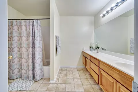 Bath - 1739 Michael Dr, Lancaster, CA 93535 photo 2 of 4