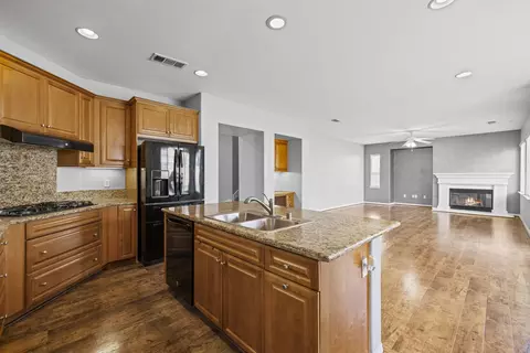 Kitchen - 44464 37th St W, Lancaster, CA 93536 photo 4 of 8