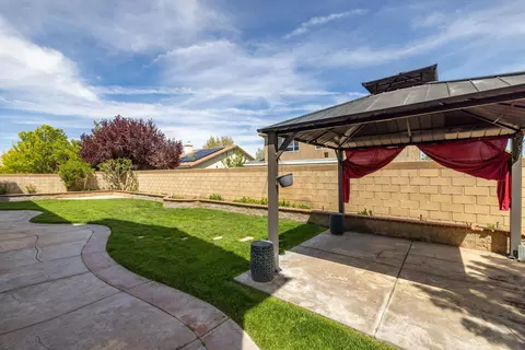 Exterior - 44464 37th St W, Lancaster, CA 93536 photo 5 of 6