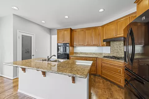 Kitchen - 44464 37th St W, Lancaster, CA 93536 photo 5 of 8
