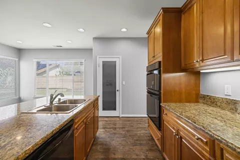 Kitchen - 44464 37th St W, Lancaster, CA 93536 photo 6 of 8