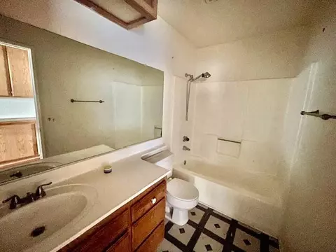 Bath - 43941 Estrella Ln, Lancaster, CA 93535 photo 1 of 2