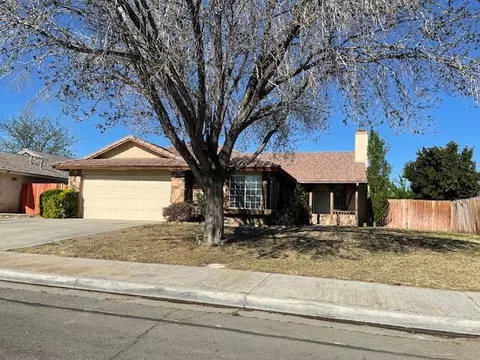 Exterior - 43941 Estrella Ln, Lancaster, CA 93535 photo 2 of 6