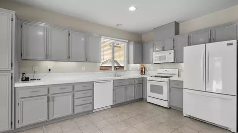 Kitchen - 37329 Robin Ln, Palmdale, CA 93550 photo 1 of 3