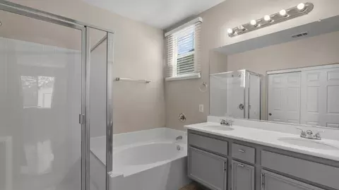 Bath - 37329 Robin Ln, Palmdale, CA 93550 photo 2 of 3
