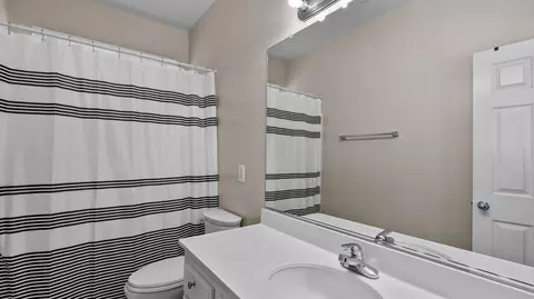 Bath - 37329 Robin Ln, Palmdale, CA 93550 photo 1 of 3