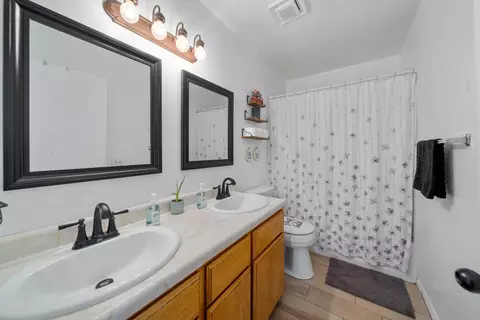 Bath - 19909 Meadows Rd, Tehachapi, CA 93561 photo 1 of 2