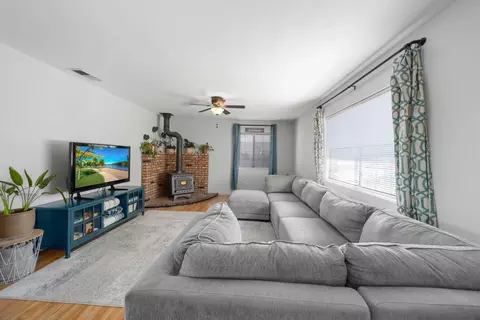 Living - 19909 Meadows Rd, Tehachapi, CA 93561 photo 1 of 4