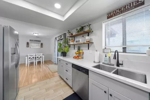 Kitchen - 19909 Meadows Rd, Tehachapi, CA 93561 photo 4 of 4