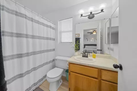 Bath - 19909 Meadows Rd, Tehachapi, CA 93561 photo 2 of 2