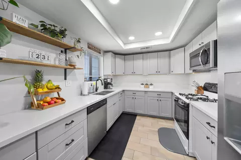 Kitchen - 19909 Meadows Rd, Tehachapi, CA 93561 photo 3 of 4