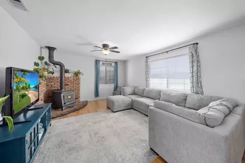 Living - 19909 Meadows Rd, Tehachapi, CA 93561 photo 2 of 4