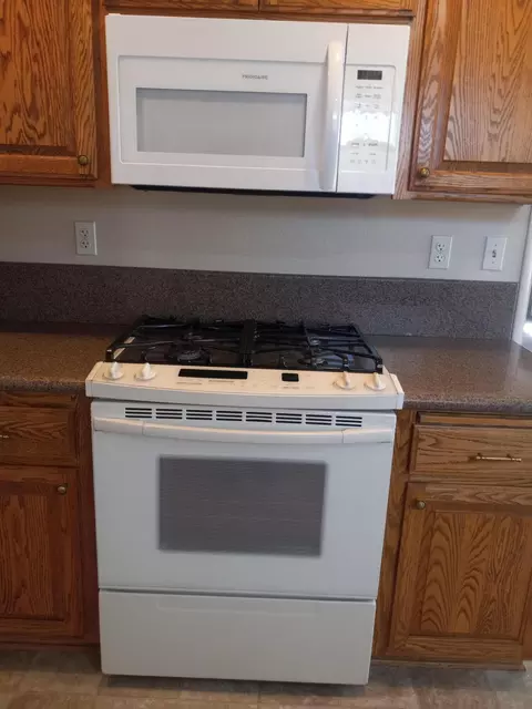 Kitchen - 45038 Lorimer Ave, Lancaster, CA 93534 photo 4 of 6