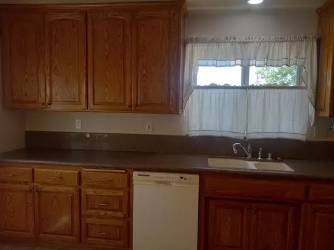 Kitchen - 45038 Lorimer Ave, Lancaster, CA 93534 photo 3 of 6