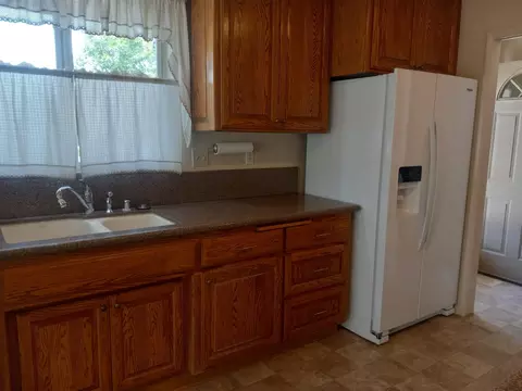 Kitchen - 45038 Lorimer Ave, Lancaster, CA 93534 photo 2 of 6