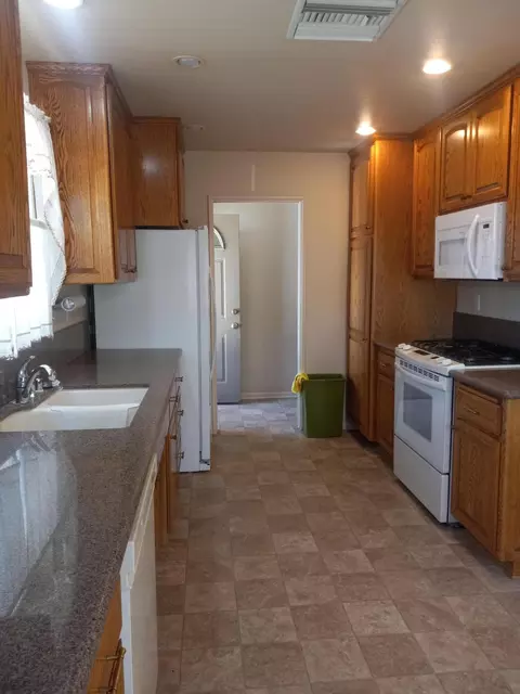 Kitchen - 45038 Lorimer Ave, Lancaster, CA 93534 photo 5 of 6