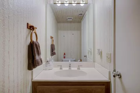 Bath - 39726 Dover Dr, Palmdale, CA 93551 photo 5 of 5